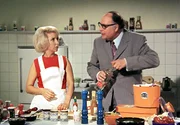Im Studio der Fernsehk&ouml;chin Elsetraut (Edith Hancke) richtet Willi Winzig (Heinz Erhardt) ein heilloses Durcheinander an.