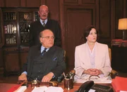 Der Oberstaatsanwalt Wolf (Dietrich Berg, hinten) vernimmt die Eltern von Axel Fischer - Anton (Jochen Senf) und Uta Fischer (Susanne Scholl). Der Oberstaatsanwalt Wolf (Dietrich Berg, hinten) vernimmt die Eltern von Axel Fischer - Anton (Jochen Senf) und Uta Fischer (Susanne Scholl).