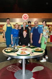 Gruppenfoto von links: Kandidaten Sebastian Reintjes, Anna Haase, Moderatorin Zora Klipp, Jurorin Meta Hiltebrand, Kandidaten Tommaso Longo De Tommaso, Eric Schw&auml;r und Judith M&uuml;ller