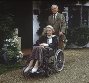 Der adlige Diplomat Sir Christian Aubrey (Alec McCowen) sorgt sich um seine kranke Frau, Lady Isabel (Ursula Howells), die seltsame Vorkommnisse in Midsomer Parva beunruhigen.