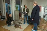 Nachdem die renommierte Modeunternehmerin Trude Berger (Kathi Leitner) tot in ihrem M&uuml;nchener Anwesen gefunden wurde, fasst Hauptkommissar Voss (Jan-Gregor Kremp, r.) zusammen mit seinen Kollegen Annabell Lorenz (Stephanie Stumph) und Tom Kupfer (Ludwig Blochberger) am Tatort die ersten Ermittlungsergebnisse zusammen.