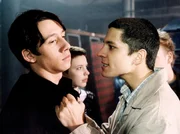 Marc (Toni Snetberger, re.), der Geld braucht, kann nicht verstehen, dass Florian (Patrick Diemel, li.) mit der illegalen Hackerei aufhören möchte. (Im Hintergrund Anna Brüggemann als Lisa). Marc (Toni Snetberger, re.), der Geld braucht, kann nicht verstehen, dass Florian (Patrick Diemel, li.) mit der illegalen Hackerei aufhören möchte. (Im Hintergrund Anna Brüggemann als Lisa).