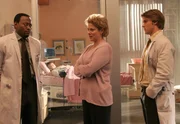 Mrs. Simms (Cynthia Ettinger, M.) kann nicht glauben, dass ihre Tochter wirklich einen Herzanfall erlitten hat. Dr. Eric Foreman (Omar Epps, l.) und Dr. Robert Chase (Jesse Spencer, r.) versuchen sie zu beruhigen.