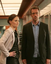 Jessica, ein kleines &uuml;bergewichtiges M&auml;dchen, versp&uuml;rt beim Seilspringen pl&ouml;tzlich Schmerzen im Arm und in der Brust. Dr. Allison Cameron (Jennifer Morrison, l.) und Dr. House (Hugh Laurie, r.) finden schnell heraus, dass sie einen Herzanfall erlitten hat ?