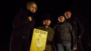 Susanne (Stefanie Stappenbeck), Anh (Mai Phuong-Kollath), Yvonne (Birgit Bertold) und Ronny (Vinzent Kr&uuml;ger) planen, wie sie den Westoptimirer loswerden k&ouml;nnen.