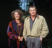 Noch lacht die ehemalige Ballett-Tänzerin Mary Mohan (Jane Lapotaire, l.), hier neben Inspector Barnaby (John Nettles, r.). Einen Tag später wird sie ermordet. Noch lacht die ehemalige Ballett-Tänzerin Mary Mohan (Jane Lapotaire, l.), hier neben Inspector Barnaby (John Nettles, r.). Einen Tag später wird sie ermordet.