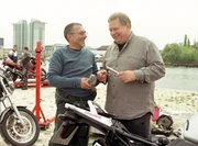 Dr. Sommerfeld (Rainer Hunold, re.) und sein Busenfreund Luca (Michele Oliveri) haben eine gemeinsame Leidenschaft: Motorr&auml;der.