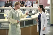Owen (Kevin McKidd, l.) will Amelia (Caterina Scorsone, r.) aus der Bredouille helfen, um sie als &Auml;rztin nicht zu verlieren. Doch die junge Frau verschlie&szlig;t sich ihm gegen&uuml;ber ...