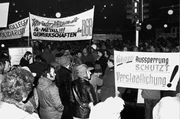 In einem langen Protestmarsch ziehen &uuml;ber 100 Stahlwerker von Thyssen in Oberhausen zur Hauptverwaltung ihres Werkes, aufgenommen am 1. Dezember 1978. &Uuml;ber 28 000 Stahlarbeiter in acht Betrieben Nordrhein-Westfalens und Niedersachsens sind seit dem 1.12.1978 ausgesperrt. Mit dieser Ma&szlig;nahme beantworten die Arbeitgeber den seit 28.11.1978 andauernden Streik von 37 000 organisierten Stahlkochern f&uuml;r die stufenweise Einf&uuml;hrung der 35-Stunden-Woche und f&uuml;nf Prozent mehr Lohn und Gehalt. Damit ist der erste Arbeitskampf in der Stahlindustrie dieses Bereichs seit 50 Jahren in eine neue Phase getreten.
