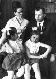 Gagarin als Familienvater mit Frau Walentina und seinen zwei T&ouml;chtern, kurz vor seinem tragischen Tod.