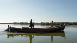 Der Biologe Ricardo (Ra&uacute;l Ar&eacute;valo, l.) besichtigt bei einer Bootstour mit seiner Tochter Julia (Daniela Casas, r.) die ihm zum Schutz unterstellte Lagune.