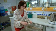 Elisabeth Pohlon, Tier&ouml;kologin an der Universit&auml;t Gie&szlig;en mit dem von ihr entwickelten Bioplastik.; hr-fernsehen KLIMASCHUTZ MADE IN HESSEN &ndash; FORSCHUNG F&Uuml;R DIE ZUKUNFT, Ein Film von Gabi Delingat, am Samstag (05.10.24) um 18:15 Uhr. Elisabeth Pohlon, Tier&ouml;kologin an der Universit&auml;t Gie&szlig;en mit dem von ihr entwickelten Bioplastik. &copy; HR, honorarfrei - Verwendung gem&auml;&szlig; der AGB im engen inhaltlichen, redaktionellen Zusammenhang mit genannter HR-Sendung bei Nennung "Bild: HR" (S2). HR/Pressestelle, Tel: 069/155-4954