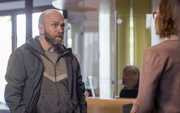 Fredrik (Joakim S&auml;llquist) ist ver&auml;rgert, weil die Ermittlungen im Fall seines verschwundenen Sohnes Benjamin wieder eingestellt werden sollen. Er diskutiert mit Polizistin Kerstin (Kajsa Ernst) dar&uuml;ber.