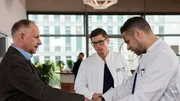 Der Zahnarzt Dr. Daniel M&ouml;hring (Frank R&ouml;th, l.) hat sich die Hand gebrochen und sucht den fachlichen Rat von Dr. Moreau (Mike Adler, r. mit Stefan Ruppe, M.).