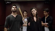 Nachdem Jennifer (Haley Webb) enttarnt wurde, wird sie von Derek (Tyler Hoechlin, li.), Scott (Tyler Posey, re.) und Stiles (Dylan O'Brien) ins Krankenhaus geschleift, wo sie Cora helfen soll. Nachdem Jennifer (Haley Webb) enttarnt wurde, wird sie von Derek (Tyler Hoechlin, li.), Scott (Tyler Posey, re.) und Stiles (Dylan O'Brien) ins Krankenhaus geschleift, wo sie Cora helfen soll.
