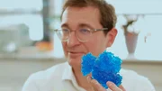 Tobias Erb, Forscher am Max-Planck-Institut Marburg mit dem Modell eines neuen Enzyms f&uuml;r die Photosynthese.; hr-fernsehen KLIMASCHUTZ MADE IN HESSEN &ndash; FORSCHUNG F&Uuml;R DIE ZUKUNFT, Ein Film von Gabi Delingat, am Samstag (05.10.24) um 18:15 Uhr. Tobias Erb, Forscher am Max-Planck-Institut Marburg mit dem Modell eines neuen Enzyms f&uuml;r die Photosynthese. &copy; HR, honorarfrei - Verwendung gem&auml;&szlig; der AGB im engen inhaltlichen, redaktionellen Zusammenhang mit genannter HR-Sendung bei Nennung "Bild: HR" (S2). HR/Pressestelle, Tel: 069/155-4954