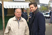 Harry Klein (Ernst Konarek, l.) er&ouml;ffnet Jo Stoll (Peter Ketnath, r.) gegen&uuml;ber, dass er einen Verdacht hat, wer den Mord begangen haben k&ouml;nnte. Im Hintergrund sichern Beamte den Tatort.