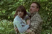 Die reiche und attraktive Elspeth Inkpen-Thomas (Belinda Lang, l.) wird von ihrer Tochter Fliss in flagranti mit dem G&auml;rtner Daniel Bolt (Neil Dudgeon, r.) erwischt.
