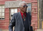Der Mafia-Finanzier Reggie Fontaine (Morgan Freeman) schaut nach dem Rechten beim Western-Filmdreh.