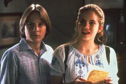 Vada (Anna Chlumsky) und Nick (Austin O'Brien) suchen den ehemaligen Literaturprofessor von Vadas Mutter auf und hoffen, Antworten auf ihre Fragen zu finden.