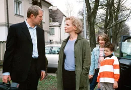 Susanne (Renee Soutendijk) erkl&auml;rt ihrem Mann Lukas (Harald Krassnitzer), dass sie ihn und die Kinder Jana (Lilin Schiffer, 2. von rechts) und Dominik (Felix B&ouml;tsch) verl&auml;sst.