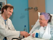 Christel Petry (Regine Lutz) ist eine aufgeweckte und witzige alte Dame und auch Dr. Stein (Bernhard Bettermann) kann ihrem Charme schwer widerstehen.