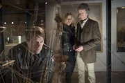 &Uuml;berfall im Museum: Udo Walter (David Gravenhorst, r.) f&uuml;hrt Mattes (Matthias Schloo, l.) und Melanie (Sanna Englund, M.) durch die Ausstellung. Die Ermittler lassen sich von den Ausstellungsst&uuml;cken ablenken.
