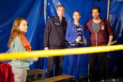 Angespannt beobachtet Cora (Greta Bohacek, l.) den Ring. Auch Till (Matthias Bollwerk), Fritzi (Inez Bjorg David), Falk (Bert Tischendorf, r.) sind sehr besorgt.