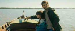 Bei einer Bootstour mit ihrem Vater Ricardo (Ra&uacute;l Ar&eacute;valo, r.) lernt Julia (Daniela Casas, l.) die Fauna der Laguna Blanca kennen.