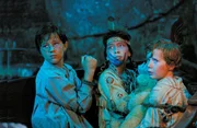 Tiger Lily (Carsen Gray, M.) die Br&uuml;der John (Harry Newell, l.) und Michael Darling (Freddie Popplewell, r.) geraten in eine brenzlige Situation. Nun sind sie Gefangene eines skrupellosen Schurken.