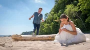 Unfall am Strand: Der Jogger (Thomas Rudnick) schaut nach Emilia (Lene Oderich).
