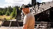 Niels (Jacob Lohmann) hat eine Entdeckung in der abgebrannten Jagdh&uuml;tte gemacht.