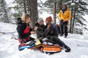 Katharina (Luise Bähr, l.) und Markus (Sebastian Stöbel, r.) haben die schwerverletzten Stefan (Michael von Au, 2.v.l.) und seinen Sohn Jakob (Riccardo Campione, 2.v.r.) gefunden. Doch Stefans Zustand ist kritisch. Katharina (Luise Bähr, l.) und Markus (Sebastian Stöbel, r.) haben die schwerverletzten Stefan (Michael von Au, 2.v.l.) und seinen Sohn Jakob (Riccardo Campione, 2.v.r.) gefunden. Doch Stefans Zustand ist kritisch.