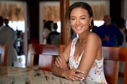 Als es w&auml;hrend einer Live-Sendung zu einem peinlichen Vorfall kommt, nimmt sich Jade (Heather Hemmens) Urlaub. Doch auch der endet in einem Chaos.