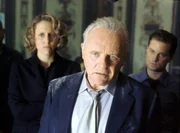 Haben lediglich neun Tage Zeit, den chaotischen Jake auf den Job als CIA-Geheimagent vorzubereiten (v.l.n.r.) Swanson (Brooke Smith), Oaks (Anthony Hopkins) und Seale (Gabriel Macht) ...