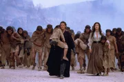 Zorro alias Alejandro Murrieta (Antonio Banderas) und Elena (Catherine Zeta-Jones) haben die Arbeitssklaven, darunter Kinder, aus der Mine befreit.