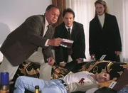 Die Kommissare Kehler (Wolfgang Bathke) und Bongartz (Max Gertsch) und die Staatsanw&auml;ltin Glaser (Britta Schmeling) untersuchen die Leiche (Komparse) auf m&ouml;gliche Hinweise.