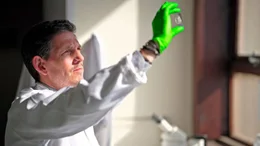 Wie genau das menschliche Gehirn wirklich funktioniert, verstehen Fachleute und Forschende weltweit nach wie vor nur ansatzweise. In Marseille versucht der Neurowissenschaftler Maxim Cazorla das komplexe Denkorgan zu entschl&uuml;sseln.