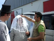 Thorsten (li.) und seine Verlobte Martha (Mitte) wollen in ihrer Scheune Hochzeit feiern, doch die steht voll mit Ger&uuml;mpel, ein Fall f&uuml;r Tr&ouml;delexperte Mauro...