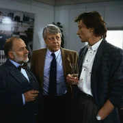 Eberhard (Stephan Orlac, M.) und sein juristischer Berater Graf Lehnfeld (Christoph Piesk, r.) sind &uuml;ber die Botschaft, die ihnen Herr Holzwart (Mogens von Gadow, l.) im Auftrag Kneisels &uuml;berbringt, zutiefst betroffen.