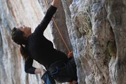 Nina Caprez gelingt in den Gastlosen die Route &laquo;Yeah Man&raquo; (8b+), die sie als erste Frau frei klettert. Nun ist sie erneut schwanger, im siebten Monat &ndash; und h&auml;ngt lachend in einer 6er-Route, &laquo;immerhin im Nachstieg&raquo;, wie sie betont.