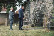 Felix Voss (Fabian Hinrichs, rechts) und Manfred Schmid (George Meyer-Goll) vor Tonis Grab.