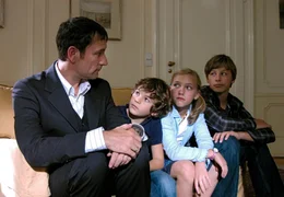 Hans-Werner (Heikko Deutschmann, li.) hat es nicht immer leicht mit seinen drei Spr&ouml;&szlig;lingen Michael (Timmi Trinks, re.), Toby (Jannis Michel) und Jennifer (Tessa He&szlig;).