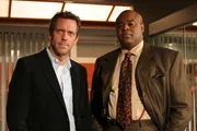 Edward Vogler (Chi McBride, r.) versucht House (Hugh Laurie, l.) zu zwingen, einen seiner Mitarbeiter zu entlassen ...