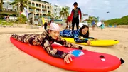 Alles will gelernt sein. Surftouristen in Houhai auf Hainan.
