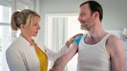 Nora (Tanja Wedhorn) verarztet ihren Praxispartner Hannes (Benjamin Gr&uuml;ter).