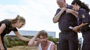 Polizeieinsatz am Retourencenter: Oliver Drittenpreis (Wanja Mues), Susanne Krombholz (Stefanie Stappenbeck), die Polizisten Gabi (Åžafak Åžengü l) und Peter (Frank Kessler). Polizeieinsatz am Retourencenter: Oliver Drittenpreis (Wanja Mues), Susanne Krombholz (Stefanie Stappenbeck), die Polizisten Gabi (Åžafak Åžengü l) und Peter (Frank Kessler).