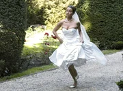Auf und davon: Isabell (Julia Koschitz) ergreift die Flucht vor der eigenen Hochzeit.