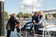 Barbara Ehrenborg (Katharina Abt, r.) hat ihre Schwester Vivi (Tessa Mittelstaedt, M.) zu einem Segelausflug eingeladen. Doch dann taucht pl&ouml;tzlich ihr gewaltt&auml;tiger Ehemann Egon St&ouml;ver (Matthias Komm, l.) auf.