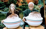 Ein T&auml;sschen in Ehren, kann niemand verwehren: Ryan (Leslie Nielsen, r.) und Cass (Melinda McGraw, l.) .